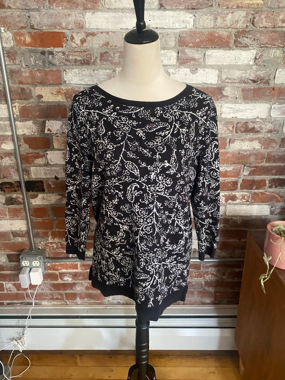LOFT Outlet Paisley Floral Knit Sweater Black White L Long Sleeve Scoop Neck